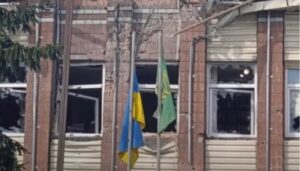 Пошкоджена будівля Золочівської селищної ради з вибитими вікнами та пошкодженим дахом і фасадом