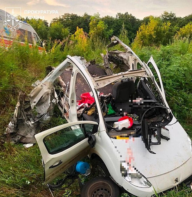 Пошкоджений цивільний автомобіль Peugeot на автодорозі Золочів – Максимівка після удару безпілотника