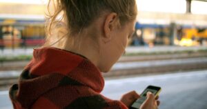 Підліток зі смартфоном уночі, ілюстративне фото британських підлітків у цифровому просторі
