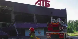 Рятувальники працюють всередині магазину АТБ в Чернігові після удару шахедом
