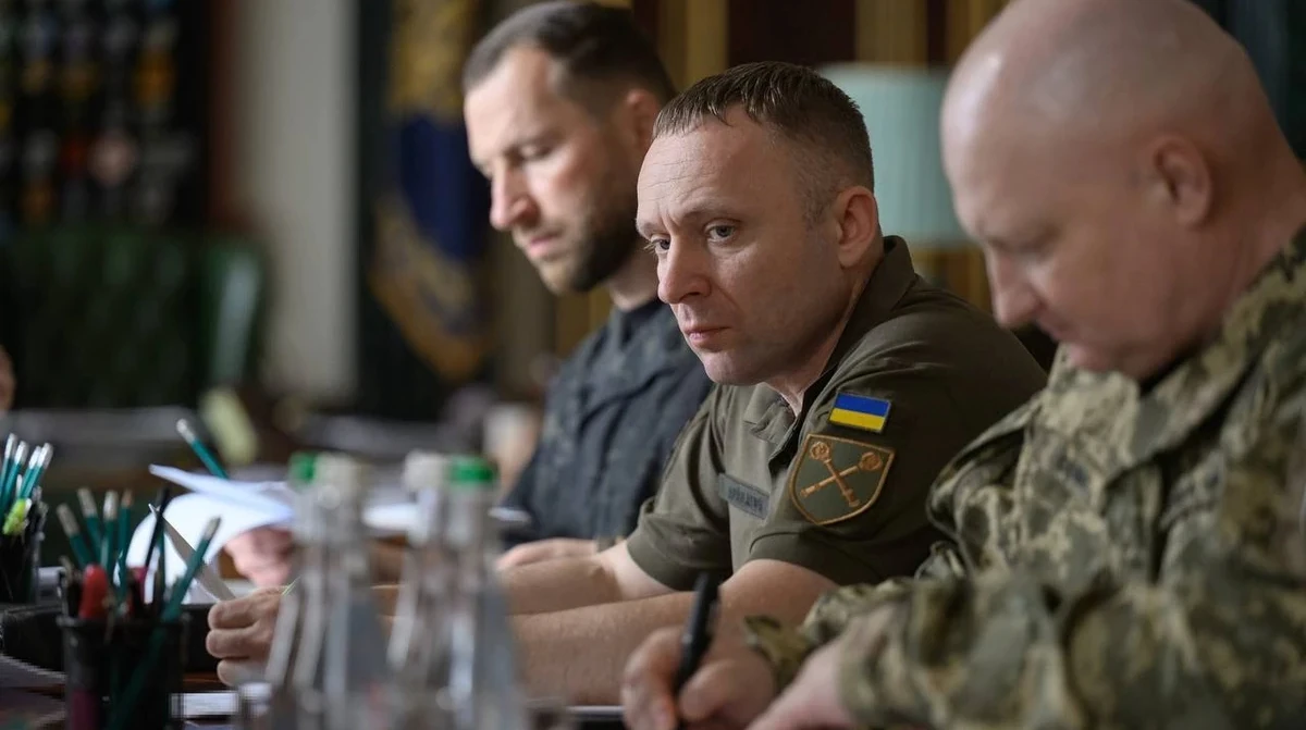 Михайло Драпатий на фоні військової символіки