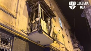 Наслідки ракетного удару по Одесі: пошкоджені житлові будинки та автомобілі, робота рятувальників на місці події