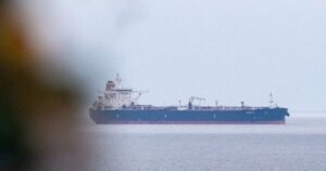 Супутниковий знімок сріблясто-сірої нафтової плями в бухті на південний захід від острова Аль-Кіблія біля узбережжя Оману