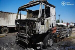 Наслідки ракетного удару по парку розваг на Одещині: пошкоджені автомобілі та зруйновані рибацькі будинки