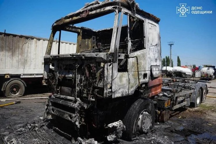 Наслідки ракетного удару по парку розваг на Одещині: пошкоджені автомобілі та зруйновані рибацькі будинки