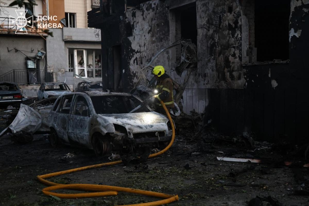 Наслідки російської атаки на Київ 19 липня: пожежі та пошкодження будівель у Шевченківському, Солом'янському та Деснянському