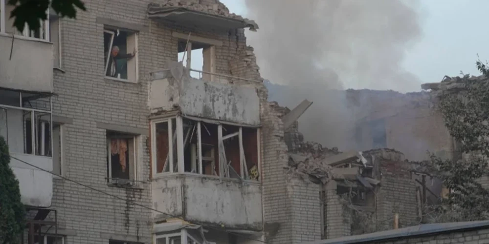 Пошкоджений ракетним ударом житловий будинок на вулиці Виговського у Львові та робота рятувальників і вибухотехніків