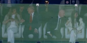 Меланія та Дональд Трамп із Джанні Інфантіно у VIP-ложі на фіналі ЧС-2026 на стадіоні «Метлайф»