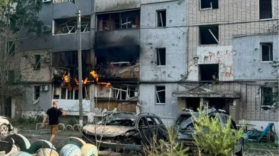 Пошкоджений багатоповерховий будинок у Павлограді після удару