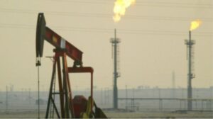 Нафтовий танкер на тлі моря