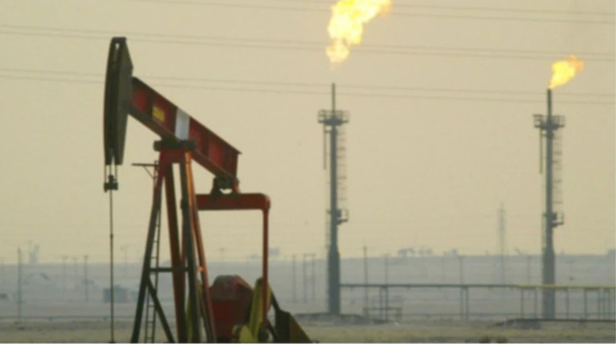 Нафтовий танкер на тлі моря
