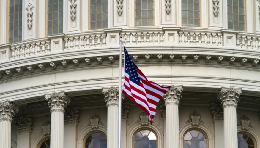 Логотип Міністерства фінансів США на тлі санкційного списку із назвами Shanghai Wings, Skiez Travels, Air Cargo Pro та