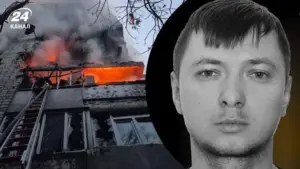 Рятувальники деблоковують тіло інспектора Шандри з-під завалів будинку у Львові після удару 30 липня.
