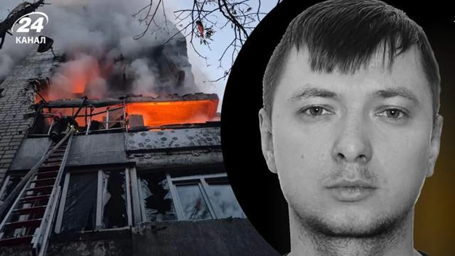 Рятувальники деблоковують тіло інспектора Шандри з-під завалів будинку у Львові після удару 30 липня.