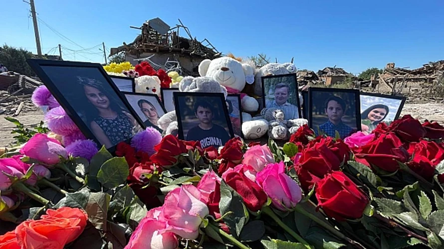 Квіти, іграшки та дитячі малюнки біля зруйнованого будинку родини Воронових у Радушному на Криворіжжі