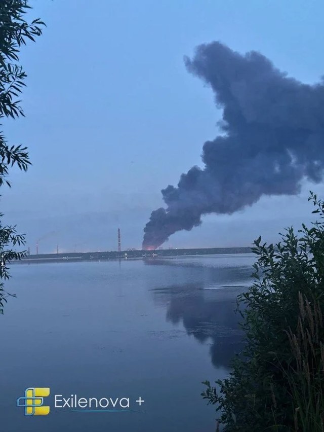 Стовп диму над районом ТЕЦ у Липецьку після серії вибухів