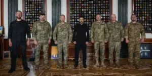 Президент Володимир Зеленський, Михайло Драпатий, Євгеній Хмара та Ігор Скибюк під час зустрічі щодо кадрових рішень у ЗСУ