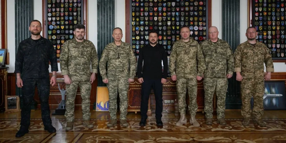 Президент Володимир Зеленський, Михайло Драпатий, Євгеній Хмара та Ігор Скибюк під час зустрічі щодо кадрових рішень у ЗСУ