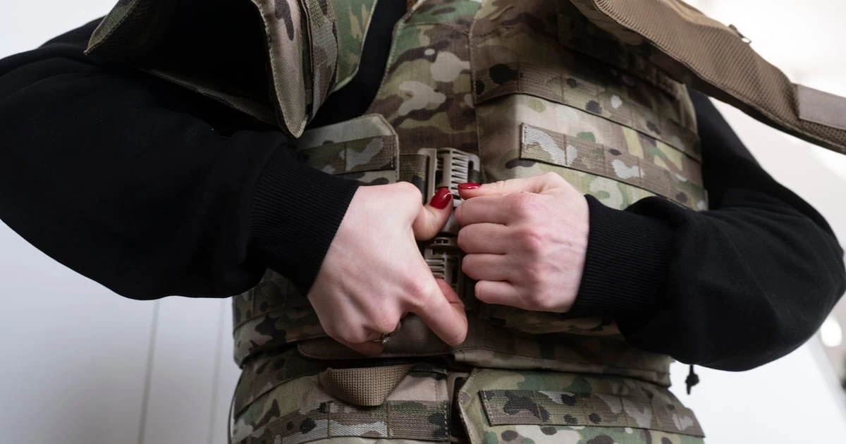 Військовослужбовиця у бронежилеті, адаптованому до жіночої анатомії, з камуфляжним малюнком ММ-14