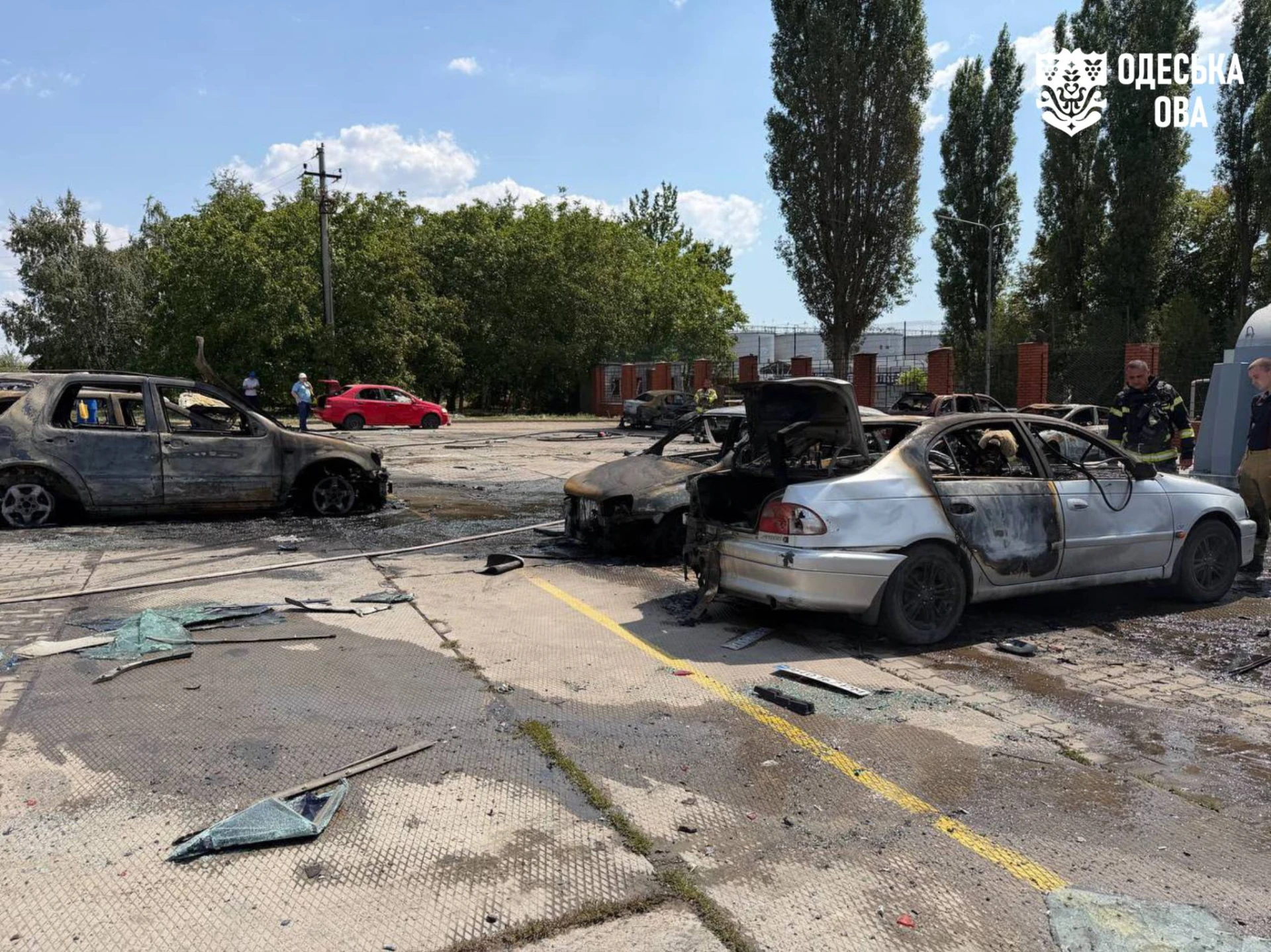 Пошкоджені та згорілі автомобілі на стоянці підприємства в Одеському районі після удару дронів 5 серпня 2026 року