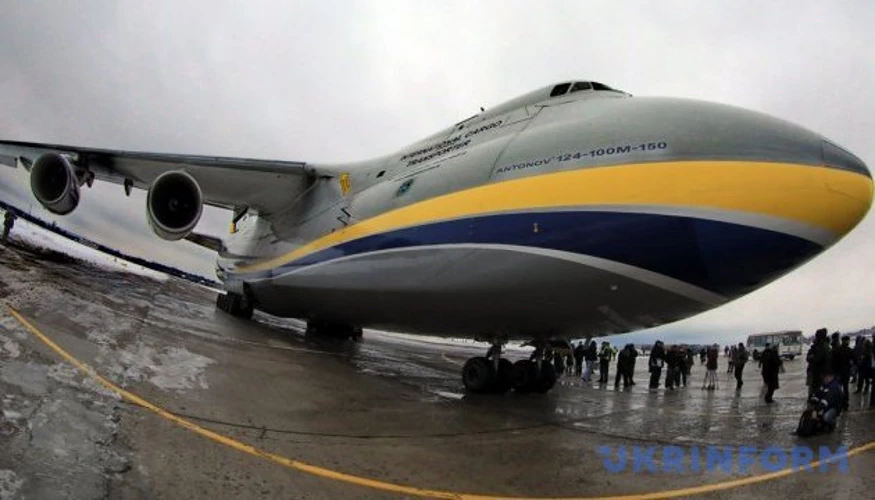 Дрон на злітно-посадковій смузі аеропорту Лейпциг/Галле поряд з українським вантажним літаком Ан-124 з боєприпасами