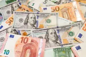 Таблиця офіційних курсів НБУ поряд із банкнотами долара, євро та злотого
