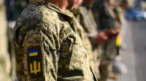 Роман Костенко на тлі будівлі Верховної Ради