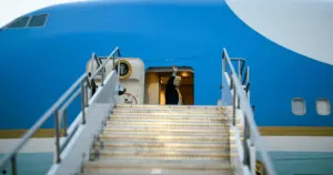 Кейтерингова вантажівка поряд з Air Force One в аеропорту Анкари