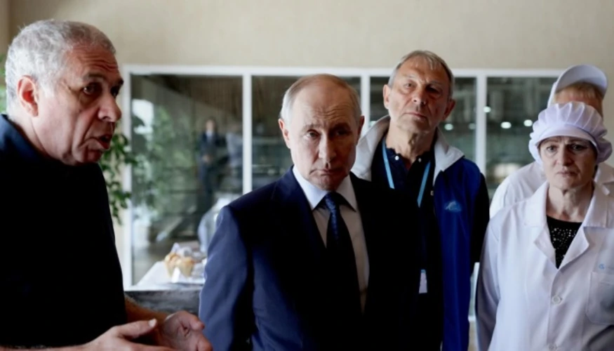 Путін під час відвідин рибного заводу на острові Ітуруп