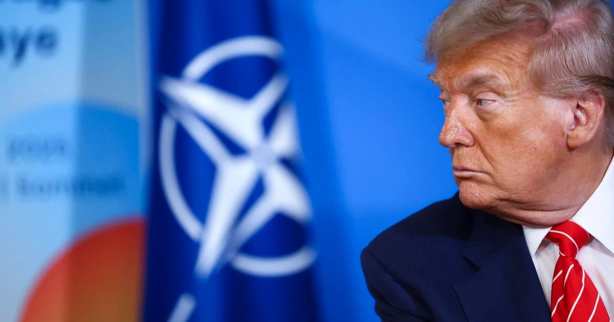 Дональд Трамп і прапор НАТО на тлі опитувальника, розісланого союзникам