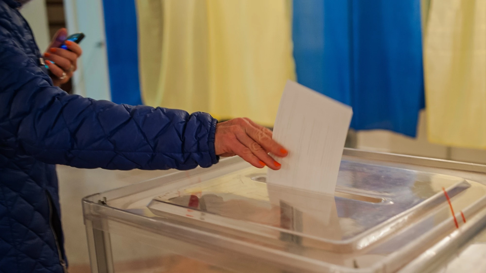 Ілюстративне фото засідання на тему виборів під час війни (Depositphotos)