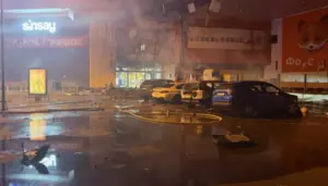 Будівля ТРЦ у центрі Сум після повторного удару, пожежа та пошкодження
