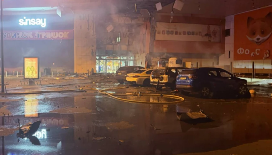 Будівля ТРЦ у центрі Сум після повторного удару, пожежа та пошкодження
