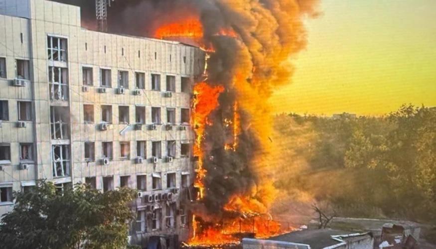 Пошкоджена адмінбудівля ДТЕК Павлоградвугілля у Павлограді після вечірнього удару безпілотника 1 жовтня
