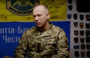 Українські військові тримають у руках дорожній знак-розвилку Україна-Росія на території Курської області Росії