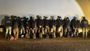 Перевізнику з Молдови оголосили підозру через десятьох пасажирів у вантажівці