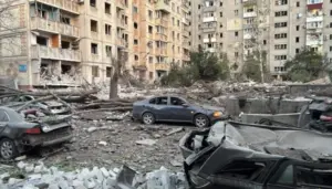 Наслідки ракетної атаки на Кременчук, пошкоджені житлові будинки (фото ДСНС / «Суспільне. Полтава»).