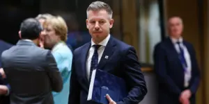 Прапор Угорщини та символіка ЄС на тлі переговорного процесу