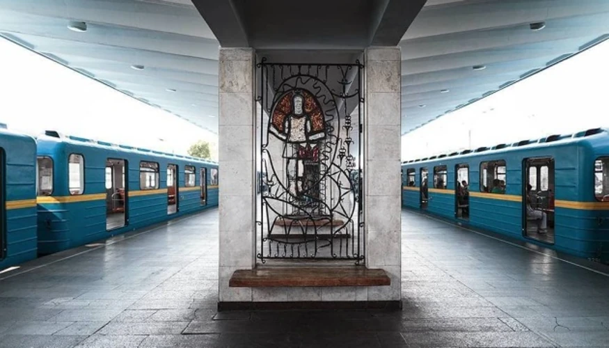 Поїзд червоної лінії Київського метрополітену після відновлення руху 20 жовтня