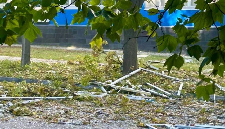 Пожежа на місці удару по будівлі компанії зв'язку в середмісті Дніпра