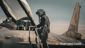 Кадр з відео Повітряних сил ЗСУ: момент знищення російського безпілотника «Герані» українським винищувачем